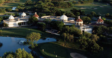 Aerial view of the clubhouse and 18th green at Dominion Country Club
